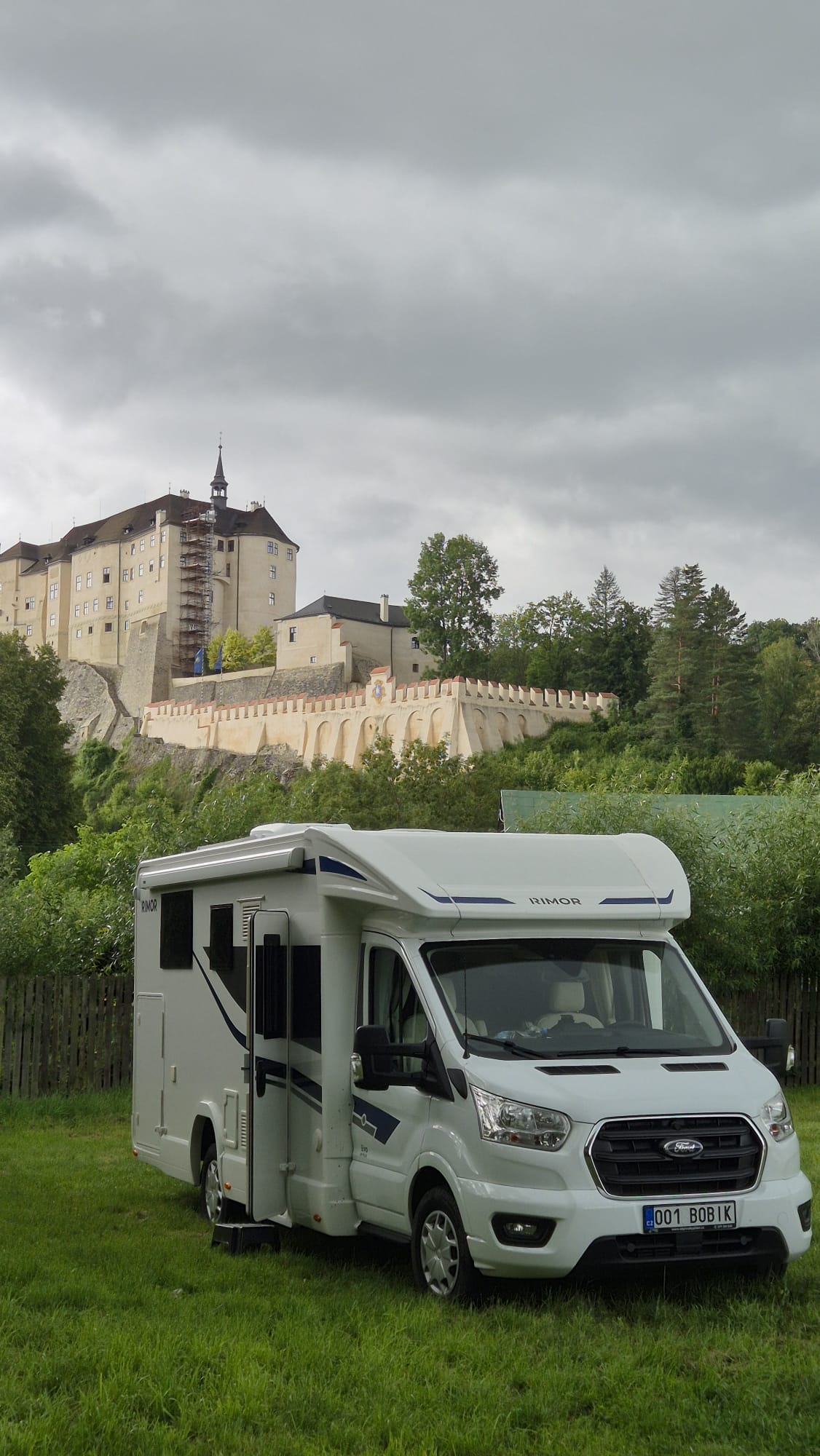 Moderní obytný vůz Rimor EVO 69 Plus v přírodě